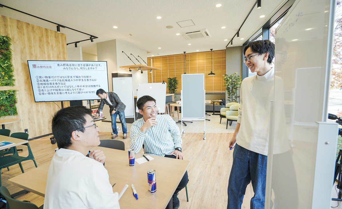 農業と食品製造の知識活用し、計画を練る学生たち