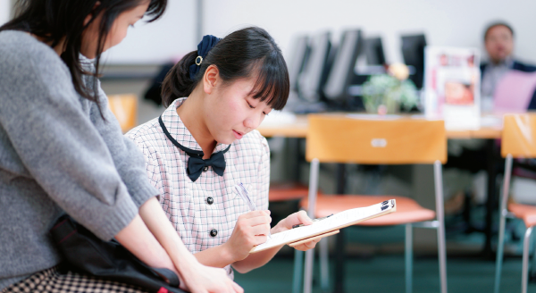 センター試験受験者はお得に!:女性画像