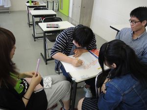 学園祭2016BIOAS準備６ポスターに色づけ